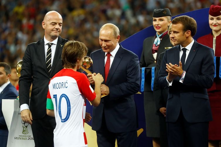 O croata Luka Modric recebe o prêmio Bola de Ouro da Fifa - Kai Pfaffenbach/Reuters/Direitos reservados