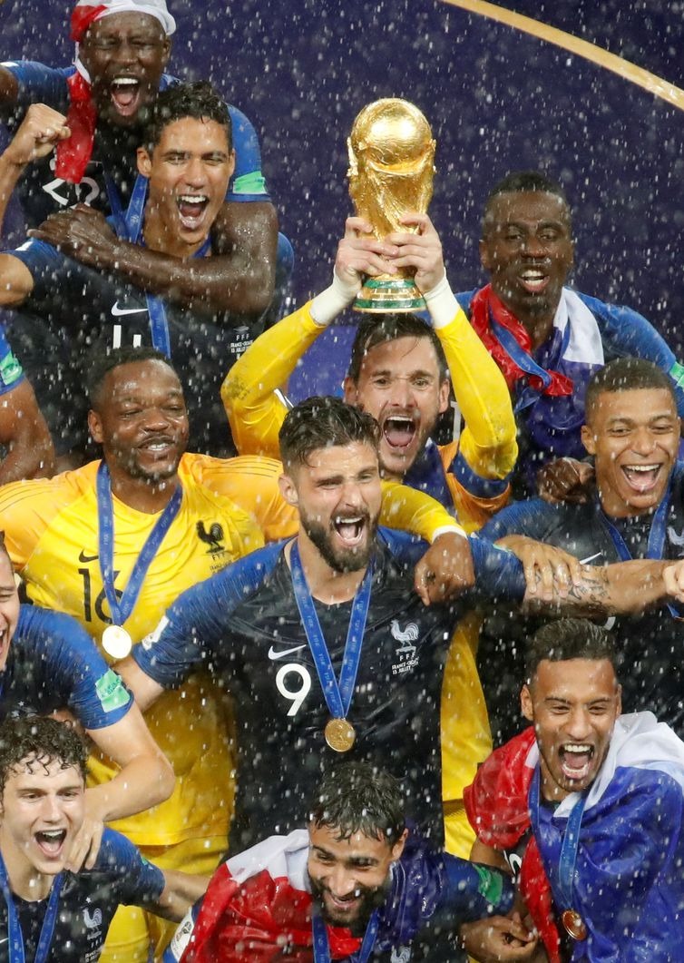Sob forte chuva, jogadores franceses recebem a taça e comemoram vitória na final da Copa do Mundo 2018  Christian Hartmann/Reuters/Direitos reservados