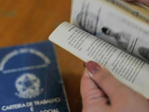 Taxa de desemprego no Brasil cai a 4,9% em abril, diz IBGE