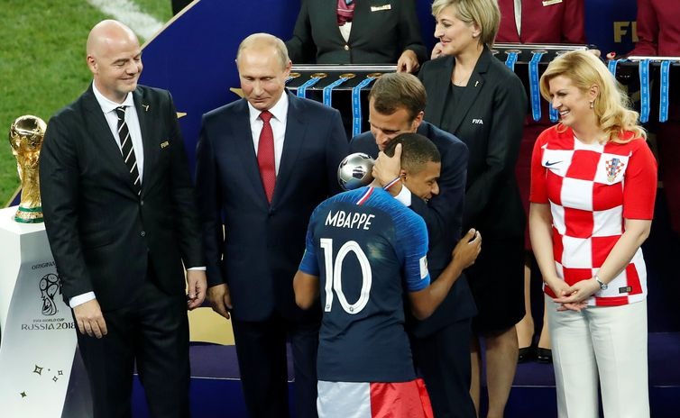 O presidente francês, Emmanuel Macron, cumprimenta Mbappé, eleito jogador revelação da Copa - Maxim Shemetov/Reuters/Direitos reservados
