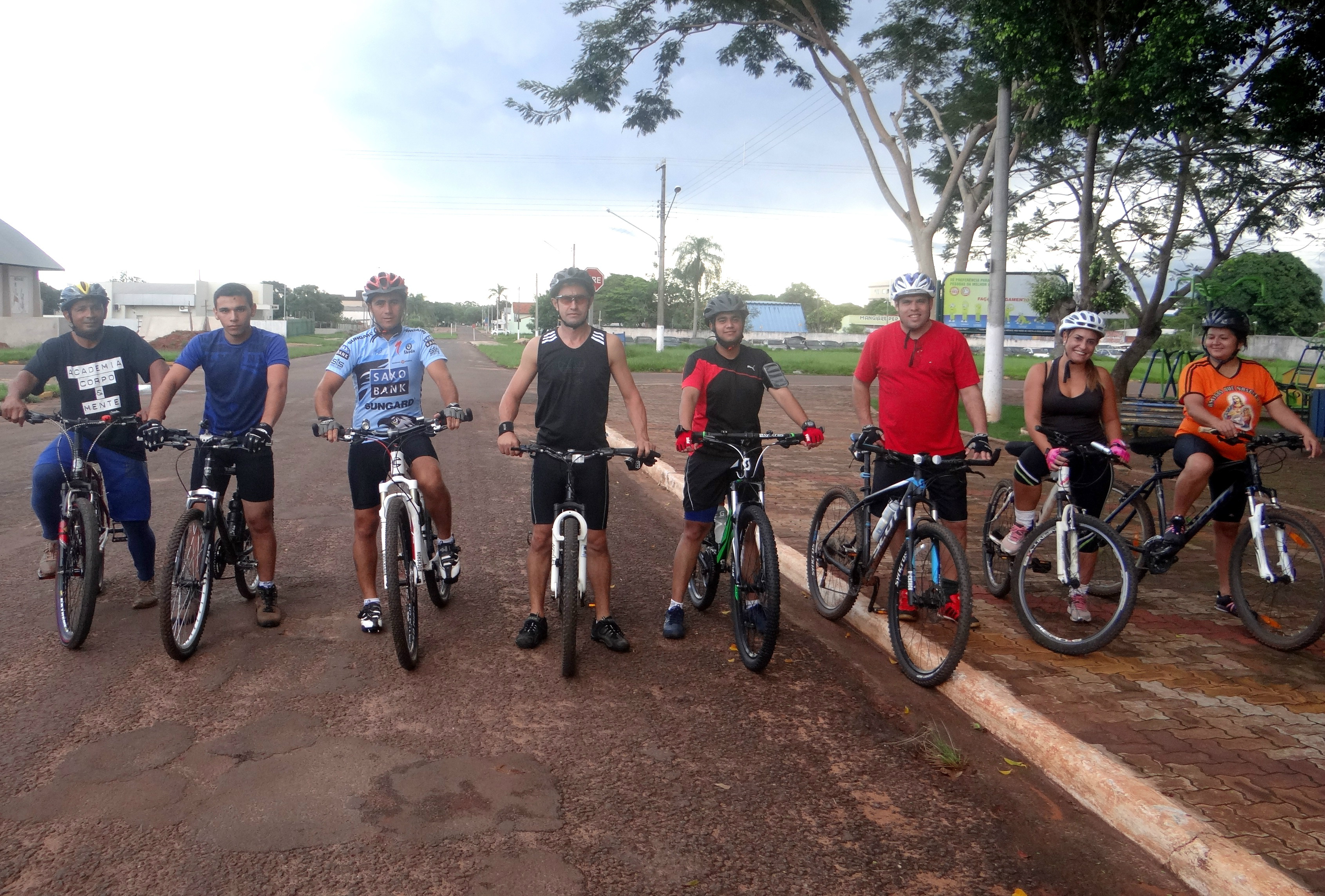 Mountain Bike é nova opção de esporte e lazer em Amambai Alguns dos membros do grupo Mountain Bike Trilhas e MilhasFoto: Moreira Produções