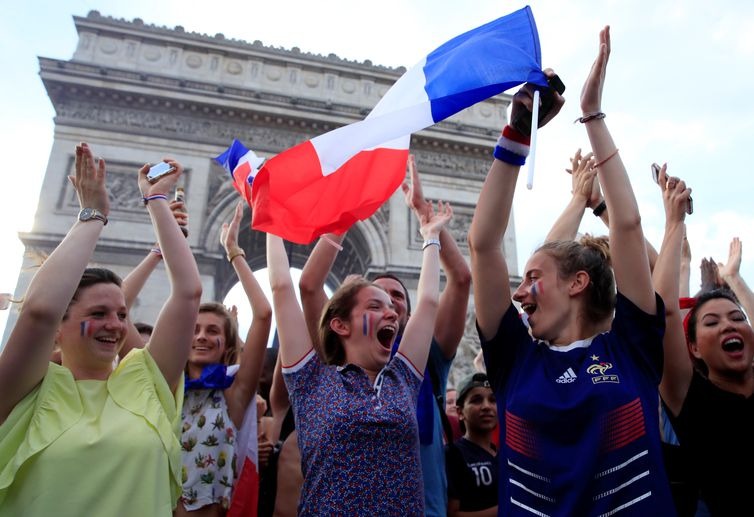 Torcedoras francesas comemoram vitória da seleção na avenida Champs-Elysees, em Paris - Gonzalo Fuentes/Reuters/Direitos reservados
