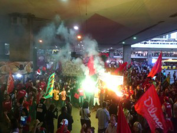 Atos pró-Dilma reúnem milhares em 24 estados e no DF Manifestantes acendem sinalizadores na Rodoviáriade Brasília / Foto: Henrique Arcoverde/G1