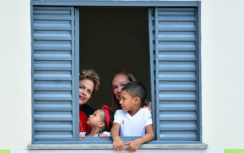 Brasil de Dilma busca a luz no fim do túnel Ambiente político é dependente do cenário econômico e ambos têm impacto em programas sociais do governo Dilma
