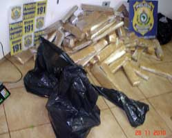 PRF apreende 165,8 kg de maconha na BR-463