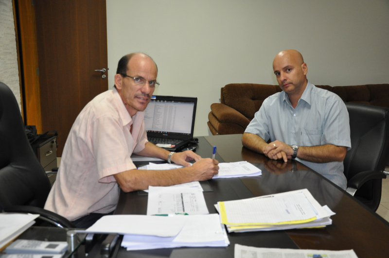Prefeitura paga salários de janeiro e gratificações atrasadas de servidores Prefeito Sérgio Barbosa e o secretário de finanças Izael Willians Salgado Fernandes Foto: Sílvio Ferreira