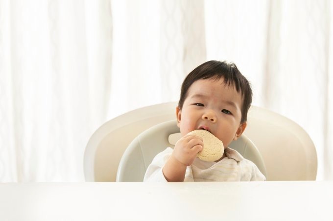 A partir de que idade bebês podem comer queijo, gorduras, mel e pão (twomeows/Getty Images)