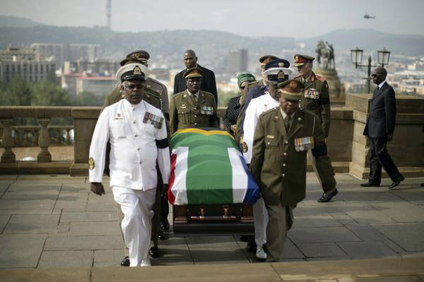 O corpo de Nelson Mandela chega na sede da presidência sul-africanaREUTERS/Kim Ludbrook/Pool