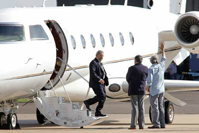 Em Campo Grande, Lula trata de possível aliança entre PT e PMDB Lula desembarcando em Campo Grande