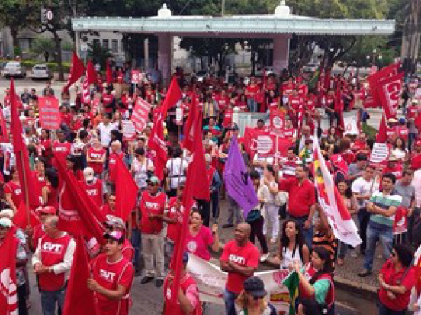 Atos pró-Dilma reúnem milhares em 24 estados e no DF Manifestantes reunidos na Praça Cívica,no Centro de Goiânia / Foto: Luísa Gomes/G1