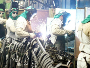 Indústria brasileira fecha 2012 com queda de 2,7% na produção Indústria brasileira fecha 2012 com queda de 2,7% na produção