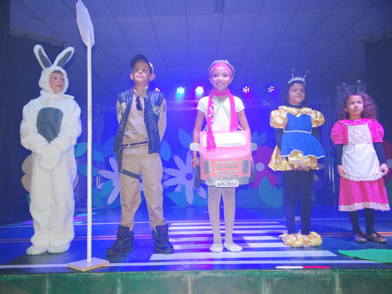 Apresentação da peça Alice precisa atravessar / Foto: Moreira Produções