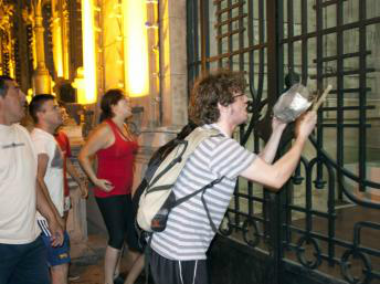 Manifestação em frente à sede do governo provincial de Tucuman, em 10 de dezembro de 2013 -REUTERS/Sol Almidez