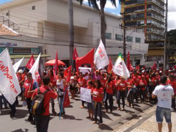 Atos pró-Dilma reúnem milhares em 24 estados e no DF Manifestantes fazem ato em favor da Petrobrasem Cuiabá / Foto: Nathália Lorentz/ G1