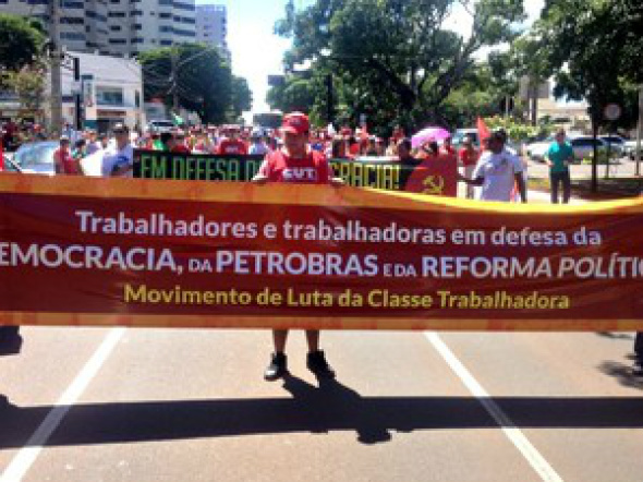 Atos pró-Dilma reúnem milhares em 24 estados e no DF Passeata pelas ruas de Campo Grande / Foto: Nadyenka Castro