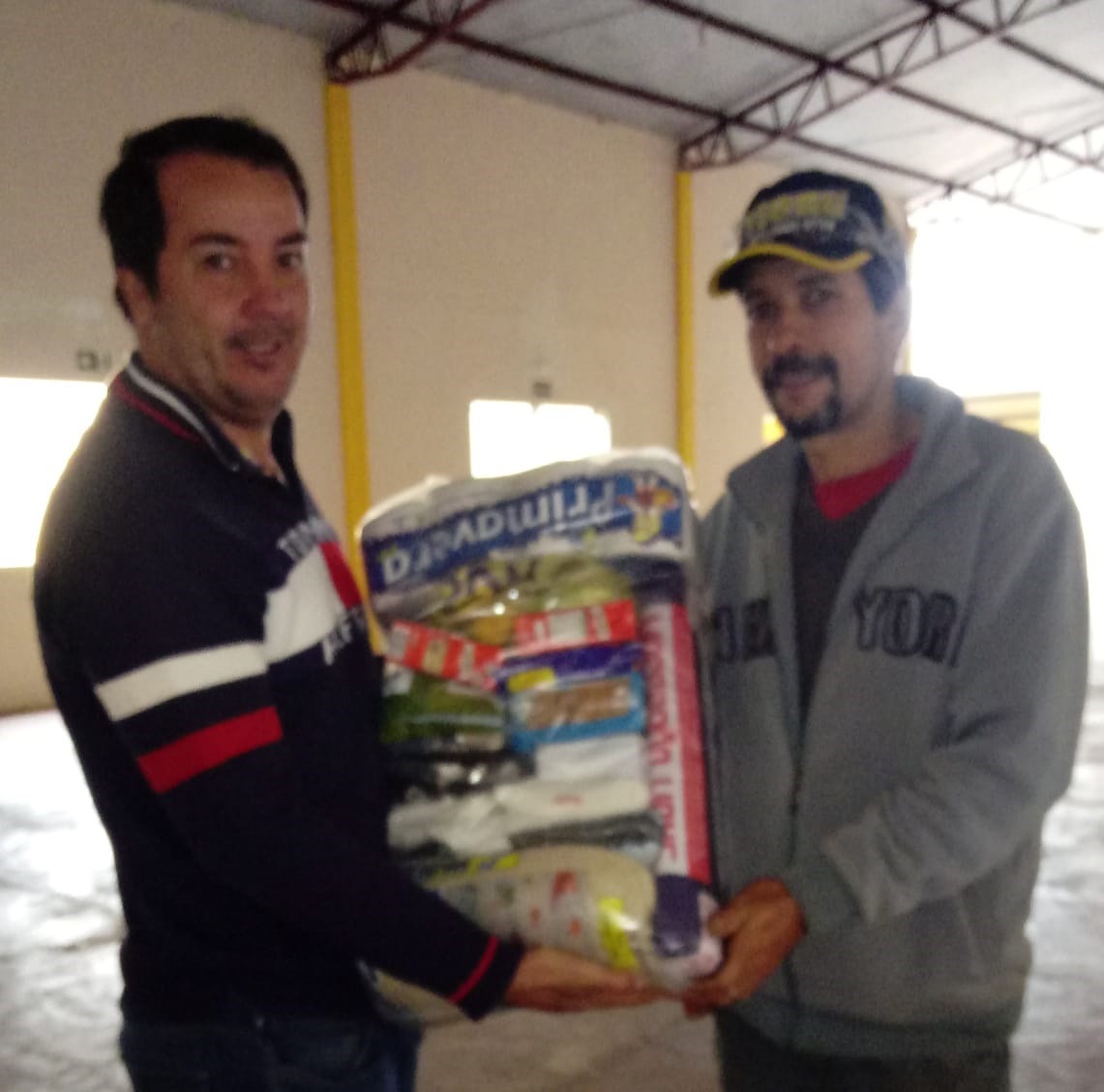 Sisem sorteia mensalmente duas cestas básica entre filiados Presidente do Sisem, Fernando Dutra Maciel entregando cesta para o servidor Valdeci Silveira / Foto: Sisem