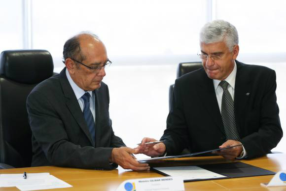 Prestação de contas não pode ser um "faz de contas" Brasília - O presidente do Tribunal Superior Eleitoral, ministro Gilmar Mendes, e o secretário da Receita Federal do Brasil, Jorge Rachid, firmam parceria para permitir o apoio da Receita nas atividades de análise da prestação de contas de candidatos, partidos e coligações nas Eleições 2016 Marcelo Camargo/Agência Brasil
