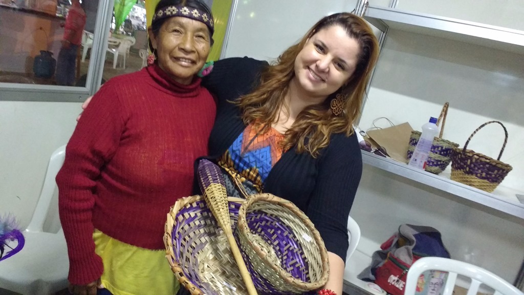 Artesãs da aldeia Amambai participam do Festival de Bonito A psicóloga Paula e a artesão Lucila na Tenda dos Saberes Indígenas no Festival de Inverso de Bonito.