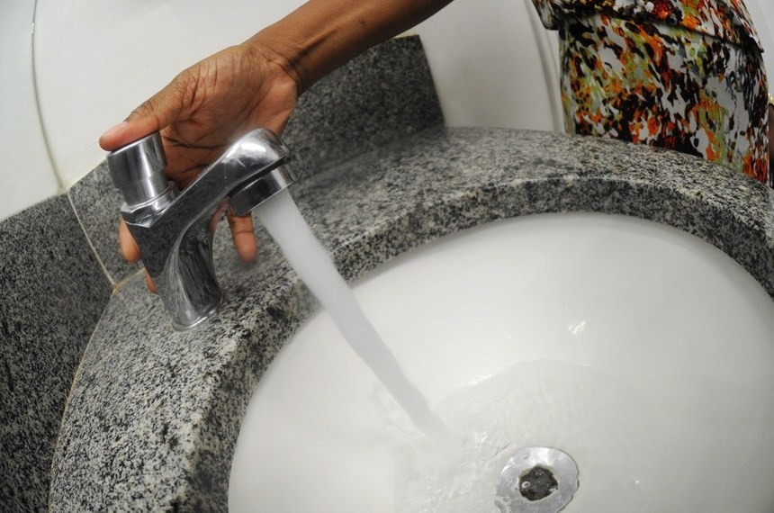 Lei obriga torneira automática em banheiros públicos Foto: Jefferson Rudy/Agência Senado