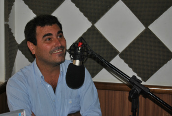 Gilmar confirma pré-candidatura e quer unir forças políticas Gilmar Vicentin (PDT), durante entrevista na rádio FM AuxiliadoraFoto: Moreira Produções