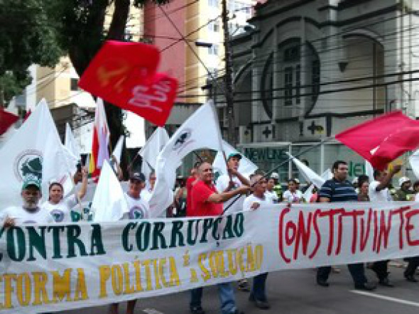 Atos pró-Dilma reúnem milhares em 24 estados e no DF Manifestantes pedem refoirma política em BelémFoto: Gil Sóter/ G1 PA