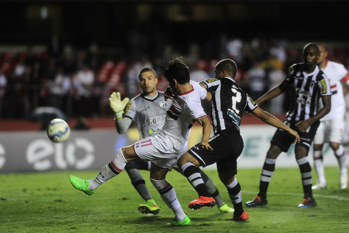 Ceará vence no Morumbi, se aproxima da vaga, e São Paulo dá novo vexame Pato tenta completar cruzamento de Carlinhos, mas acerta lado de fora da trave do goleiro do Ceará (Foto: Marcos Ribolli)