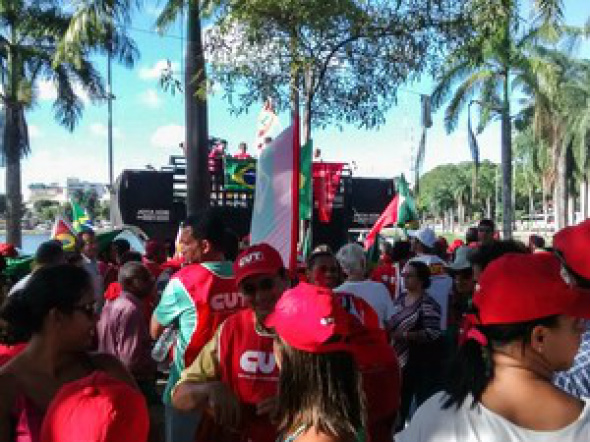 Atos pró-Dilma reúnem milhares em 24 estados e no DF Manifestantes se reúnem na Lagoa do ParqueSolon de Lucena, no centro de João PessoaFoto: Krystine Carneiro/G1
