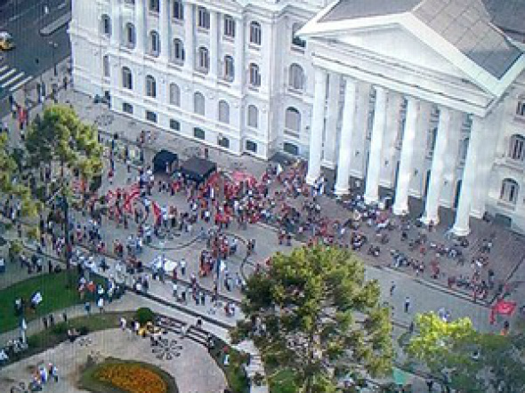 Atos pró-Dilma reúnem milhares em 24 estados e no DF Manifestação em Curitiba / Foto: G1