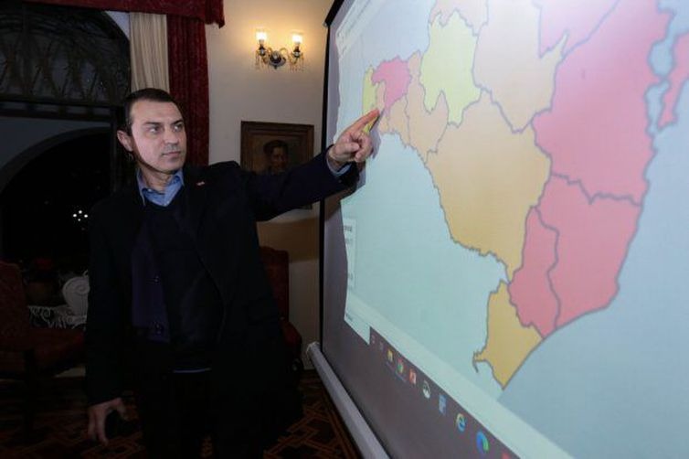 O governador Carlos Moisés decreta novas medidas restritivas para promover o isolamento social em sete regiões que estão classificadas em situação gravíssima - Mauricio Vieira/Secom-SC