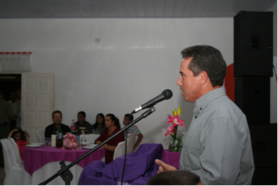 Coronel Roberto Martins apresentando as despedidas aos militares e familiares transferidos (foto Sargento Sarmento).
