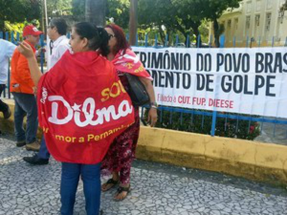 Atos pró-Dilma reúnem milhares em 24 estados e no DF Manifestação nas ruas de Recife / Foto: Katherine Coutinho/G1