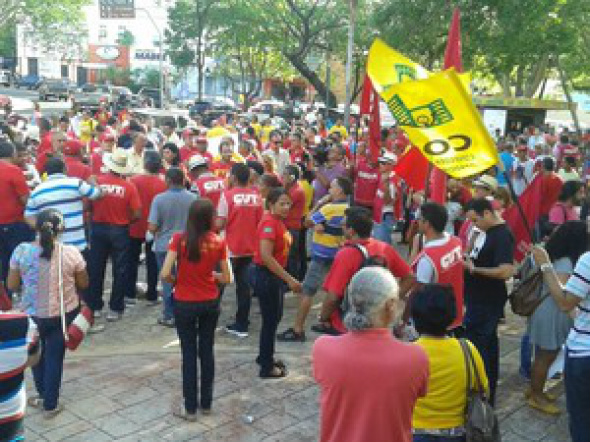 Atos pró-Dilma reúnem milhares em 24 estados e no DF Manifestação em Teresina / Foto: G1