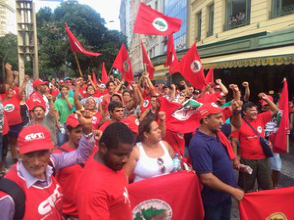 Atos pró-Dilma reúnem milhares em 24 estados e no DF Integrantes do MST chegam à Cinelândia /Foto: Marcelo Elizardo/G1