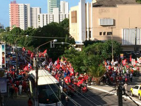 Atos pró-Dilma reúnem milhares em 24 estados e no DF Manifestação em Natal / Foto: Klênyo Galvão/G1