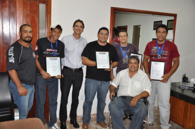 Atletas visitam prefeitura de Amambai Prefeito Dirceu Lanzarini e o vereador Daniel Riquelme junto com os atletas que participaram do 4° Open Cidade Morena.