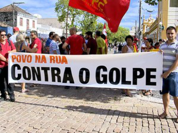 Atos pró-Dilma reúnem milhares em 24 estados e no DF Manifestação em Pelotas / Foto: G1