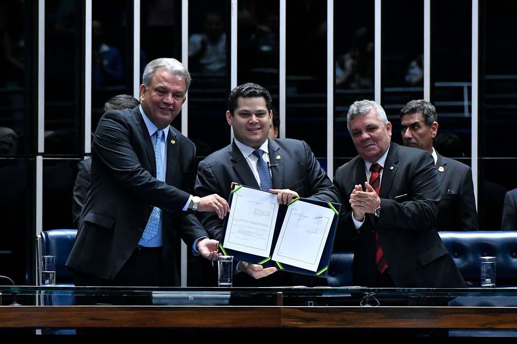 Alberto Fraga (à direita) ao lado dos senadores Davi Alcolumbre e Sérgio Petecão, na sessão solene / Geraldo Magela | Agência Senado