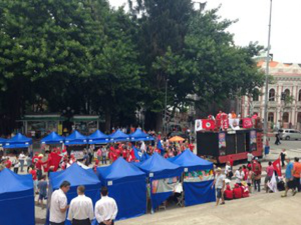 Atos pró-Dilma reúnem milhares em 24 estados e no DF Manifestantes se reúnem em FlorianópolisFoto: RBS TV/Divulgação
