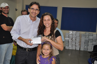 Programa Ver Melhor distribui óculos para população em Amambai Prefeito Dirceu Lanzarini realiza a entrega de óculos para beneficiados do programa Ver Melhor.