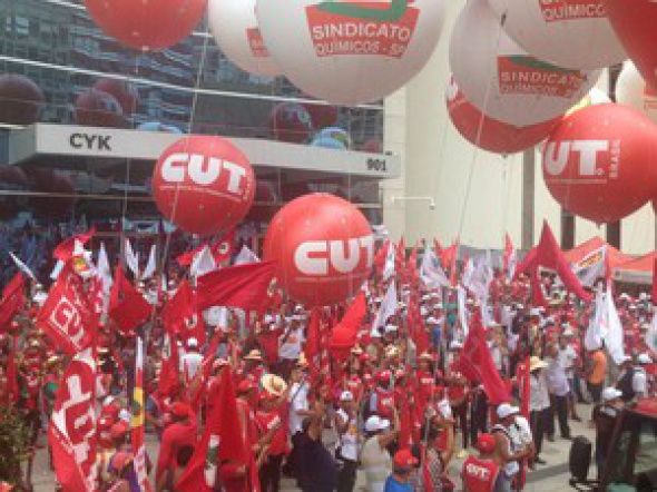 Atos pró-Dilma reúnem milhares em 24 estados e no DF Manifestantes se concentram em calçada na frenteda Petrobras na Av. Paulista / Foto: Kléber Tomaz/G1
