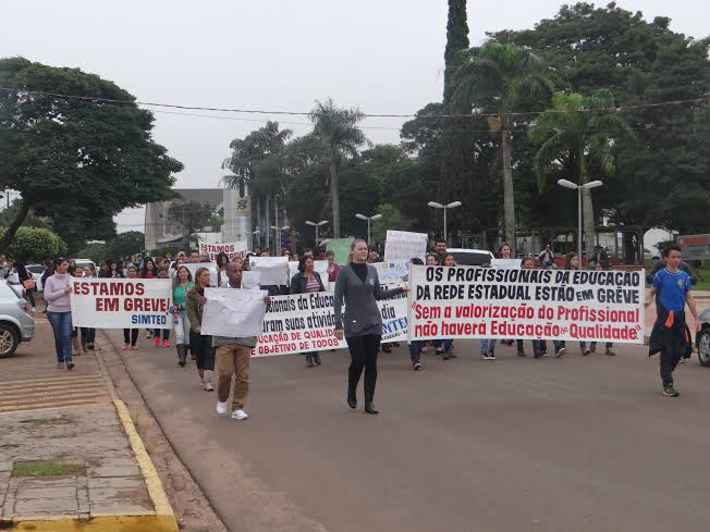 Movimento de greve realizado pela rede estadual de ensino em Amambai. / Foto: Moreira Produções