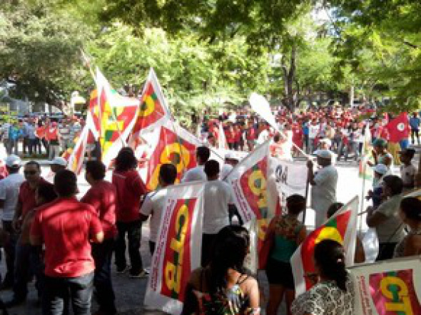 Atos pró-Dilma reúnem milhares em 24 estados e no DF Manifestantes se concentram no Centro de AracajuFoto: Flávio Antunes/G1