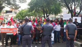 Manifestantes anti e pró-Lula se aglomeram em frente ao prédio do ex-presidente, em São Bernardo do CampoFernanda Cruz/Agência Brasil