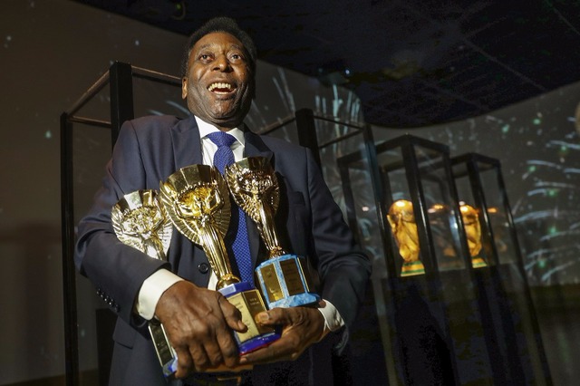 Pelé: um menino e suas taças do mundo Foto: Divulgação