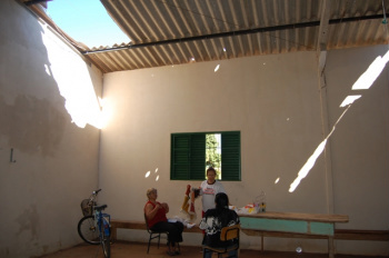 Sede da Associação de Moradores da Vila Jussara recebe reformas Situação do telhado da Associação de Moradores da vila Jussara desde outubro 2009 até novembro de 2010.