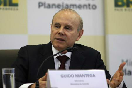 Ministro da Fazenda, Guido Mantega, participa de entrevista coletiva em Brasília. 
