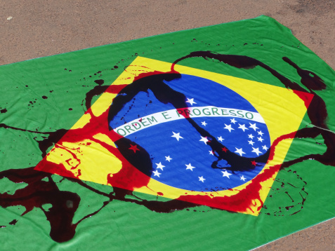 Movimento pelo impeachment da presidente tem uma centena de adesões em Amambai Protestantes mancharam bandeira com groselha representando o PT sobre o Brasil / Foto: Moreira Produções
