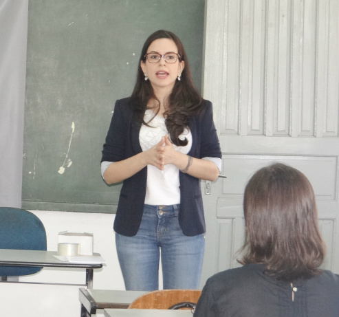 Empresas de Amambai receberam orientações financeiras nessa quinta-feira (20) A consultora Claudia Signoretti, durante palestra aos empreendedores / Foto: Moreira Produções