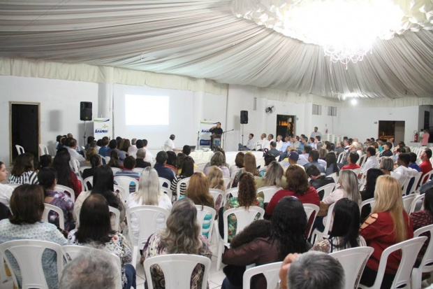 Prefeitura de Amambai presta contas a população dos 100 dias de trabalho Público acompanhou prestação de contas dos 100 primeiros dias de administração do prefeito Dr. Bandeira / Foto: Assessoria