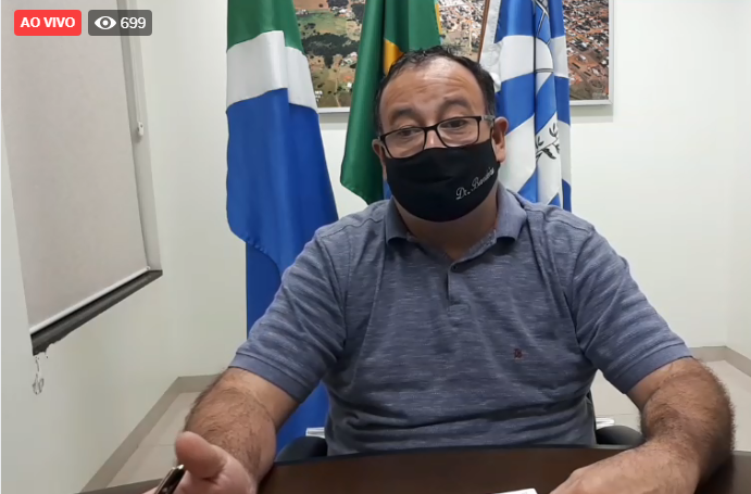 Prefeito de Amambai durante transmissão ao vivo na noite deste domingo (19) / Foto: Reprodução